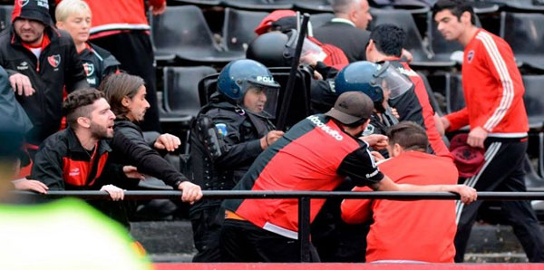 بالفيديو: طفل يقتل مشجعا من الفريق المنافس خلال مباراة في الدوري الأرجنتيني