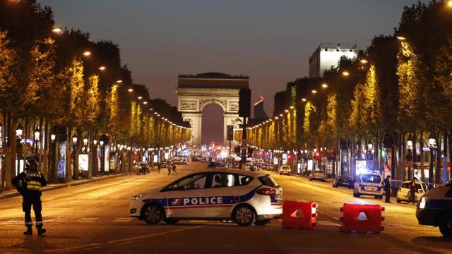 Attentat des Champs-Élysées: un homme en lien avec le tueur en garde à vue