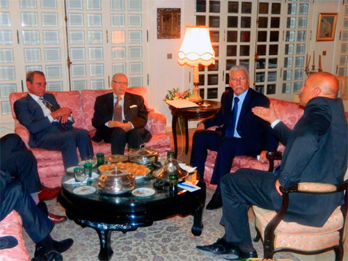 Béji Caid Essebsi accueille Bertrand Delanoë dans sa maison