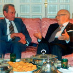 Béji Caid Essebsi accueille Bertrand Delanoë dans sa maison