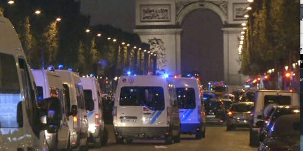 Attaque des Champs-Elysées: trois membres de l'entourage de l'assaillant en garde à vue