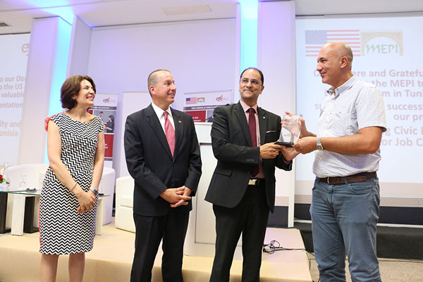 Une nouvelle promotion de 288 jeunes formés et placés dans 7 grandes entreprises en Tunisie