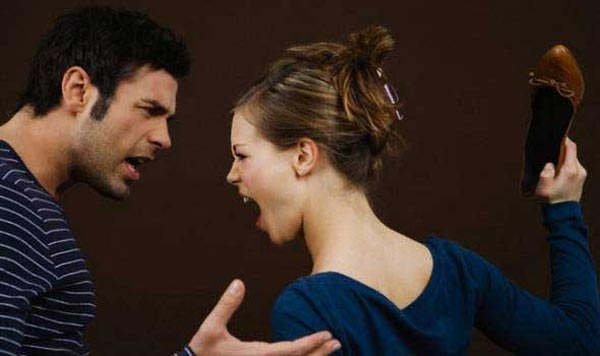 !بالفيديو: بعد أن أخبرها أنه ذاهب للصلاة...زوجة تكتشف زوجها برفقة عشيقته