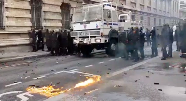 Projectiles et gaz lacrymogènes pendant une manifestation à Paris