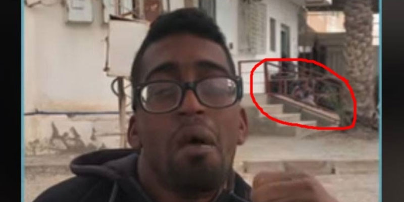 غريب ...في قبلّي ممرّ يؤدّي الى حائط