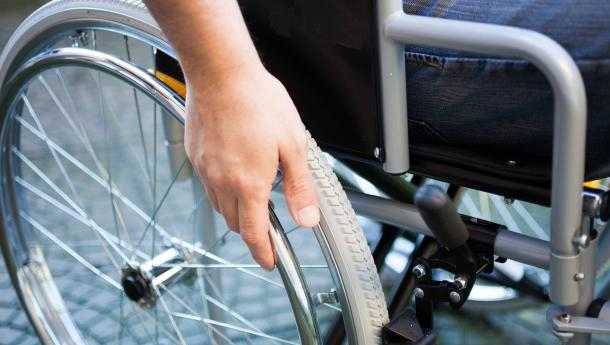 Plusieurs jeunes handicapés protestent devant le théâtre municipal de Tunis