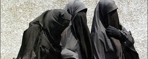  Une enseignante universitaire donne ses cours en portant le Niqab! 