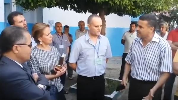 بالفيديو: أثار جدلا...أستاذ يغلبه البكاء بعد صعوبة حلّ تلاميذ الباكالوريا امتحان التصرّف