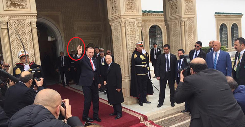 En photo : Erdogan affiche le signe de ''R4bia'' lors de sa rencontre avec Essebsi