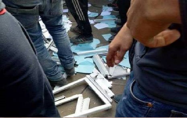 Des urnes des élections saccagées en Algérie