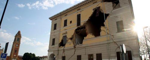 Séisme meurtier en Italie: six morts et des centaines de personnes passent la nuit dans des refuges de fortune