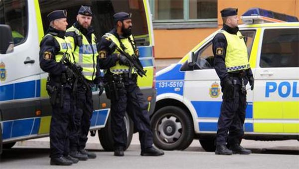 Une voiture fonce sur la foule à Stockholm: 3 blessés