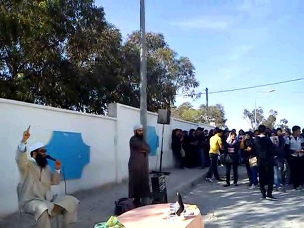Une tente de prédication devant un lycée à Akouda : Le directeur de l’établissement explique