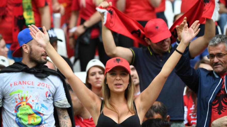 Une supportrice albanaise devient la star de l'Euro 2016