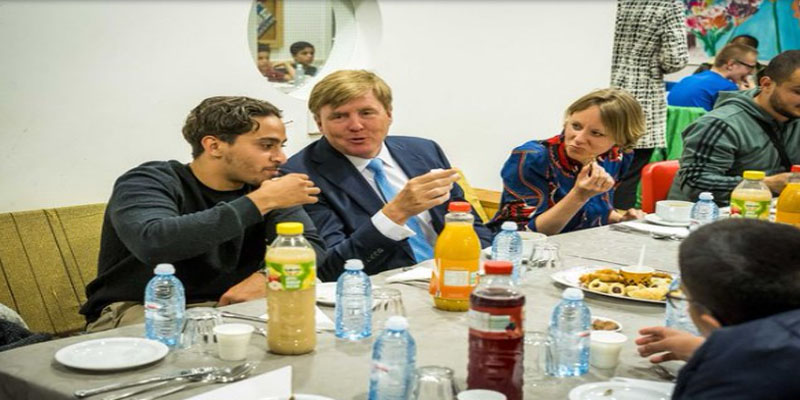 ملك هولندا يفاجئ مهاجرين على مأدبة إفطار 