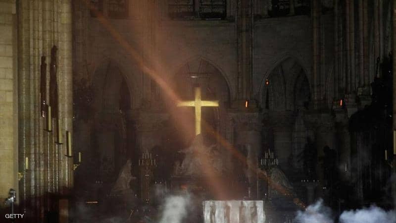 بعد الحريق المدمر...صورة الصليب من قلب نوتردام تسرق الأضواء