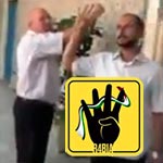 Des députés non retirés de l'ANC manifestent en levant quatre doigts, en rappel au sit-in Rabiaa Adawia