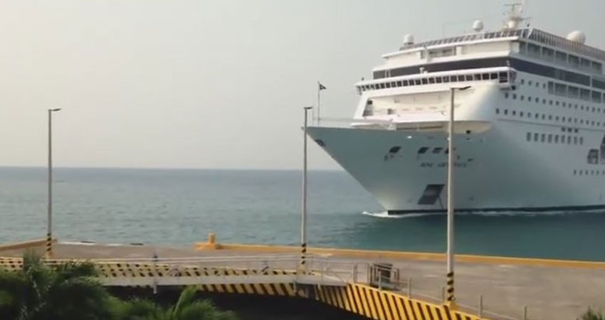بالفيديو :لحظات رعب على متن سفينة سياحية ضخمة اصدمت بالرصيف