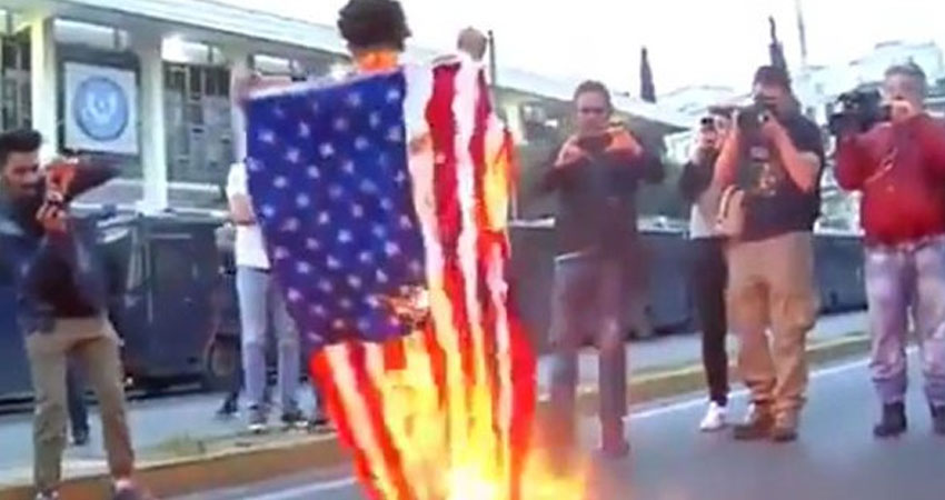 بالفيديو..إحراق العلم الأمريكي في بلد أوروبي من أجل سوريا 