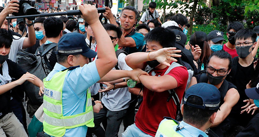 اشتباكات عنيفة بين الشرطة ومحتجين في هونغ كونغ