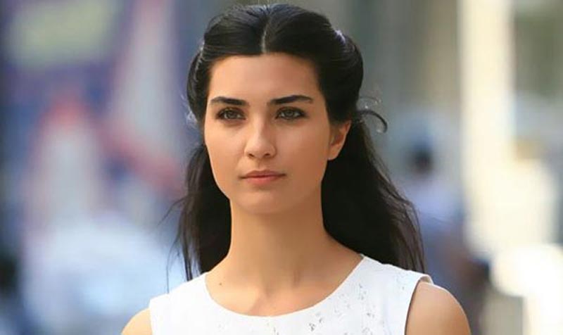 بالصورة: سخرية من توبا بيوكستون بسبب تسريحتها...ما علاقة هذا الفنان العربي بها؟