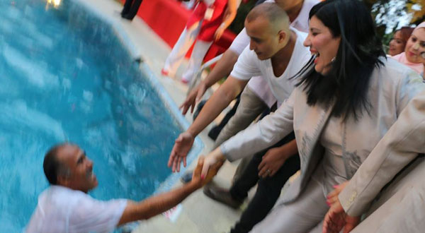 صور..’مجنون عبير موسى’ يثير موجة سخرية