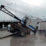 En photo-Accident : Un camion-grue se renverse à la Charguia 