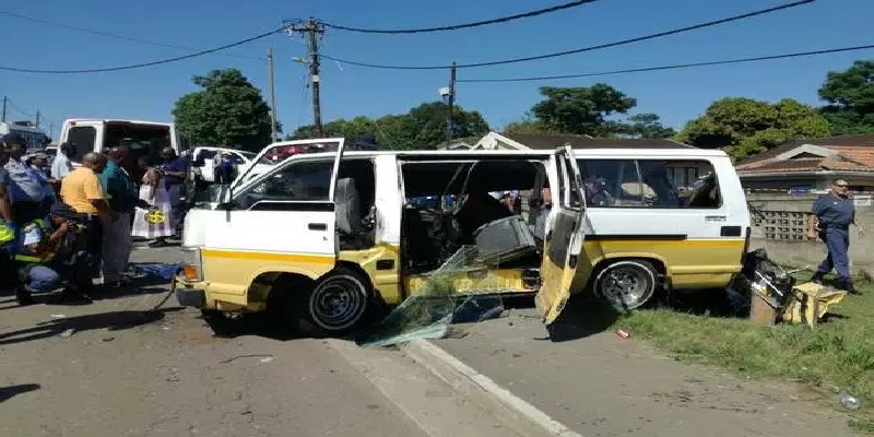Des blessés dans une collision entre un bus et un taxi 