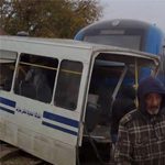 En Photo : Le train de Bizerte heurte un bus