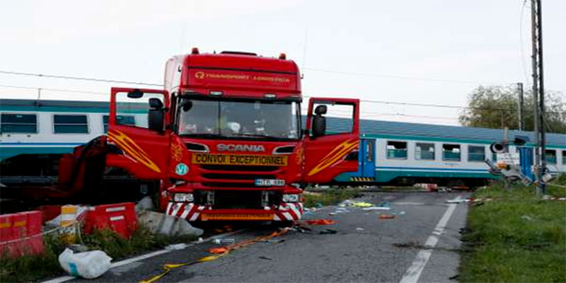 Deux morts, une vingtaine de blessés dans la collision entre un train et un poids lourd en Italie