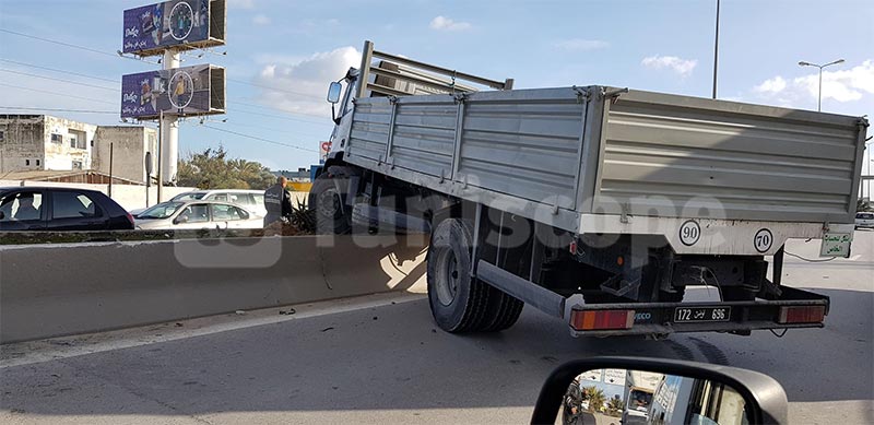 بالصور: اصطدام شاحنة وسيارة على مستوى المركز العمراني الشمالي