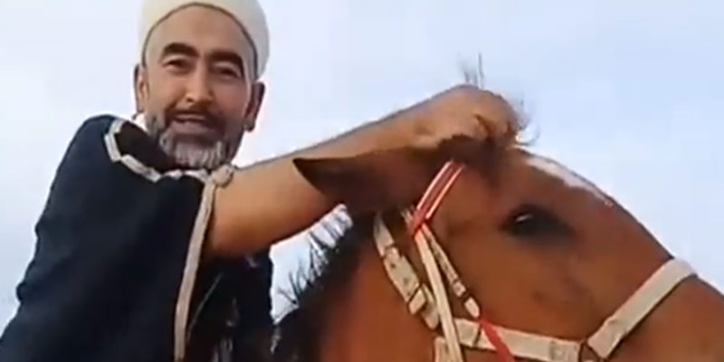 En vidéos : La balade à cheval de Adel Elmi suscite les moqueries 