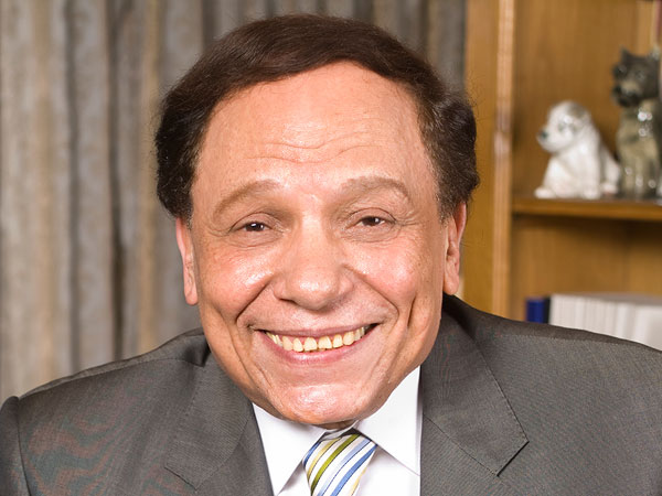 صور صادمة للفنان المصريّ عادل إمام ...شكله تغيّر كثيراً! 