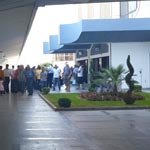 En photos : De longues files à l’aéroport Tunis Carthage suite à la fermeture de l’accès supérieur