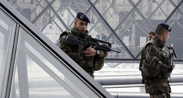 En photo...Attaque de militaires au Louvre : Une image de l'agresseur à terre