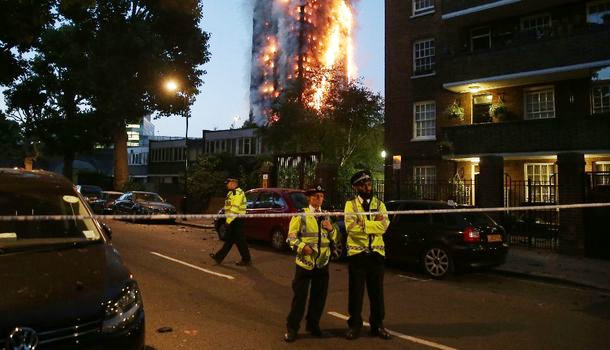 Londres: plusieurs morts dans le gigantesque incendie d'un immeuble