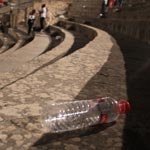 En photos …Théâtre antique de Carthage : Des déchets observés partout après le concert de Yanni 
