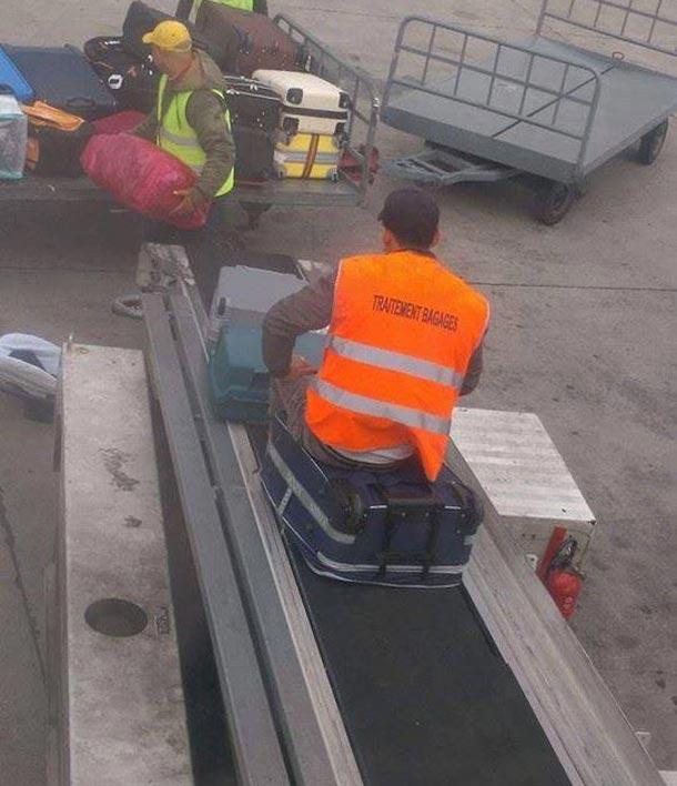 En photo-Aéroport de Tunis-Carthage : Un agent assis sur la valise de l’un des voyageurs
