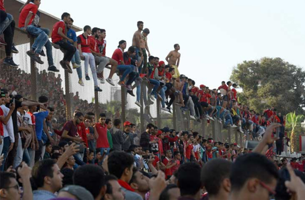 مصر: جماهير الأهلي تقتحم ميدان التحرير وتشعل الشماريخ لمؤازرة الفريق قبل السفر للمغرب