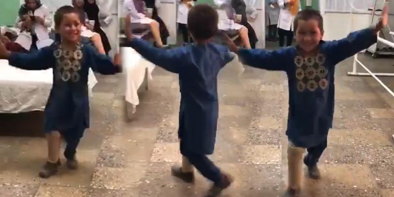 بالفيديو: قصة الطفل الأفغاني ''أحمد'' الذي اكتسحت رقصته الانترنت