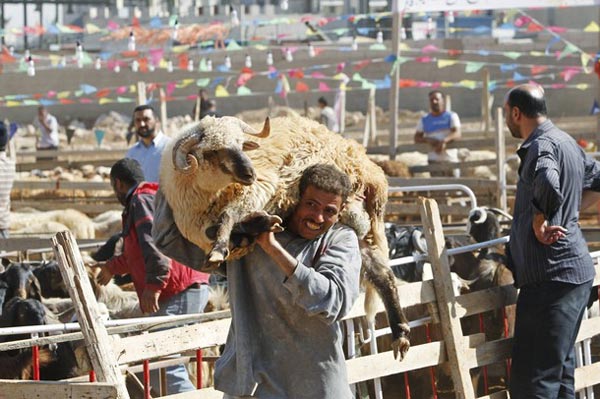 أغرب عادات الاحتفال بعيد الأضحى حول العالم الإسلامي...تقديم الأكل للموتى !