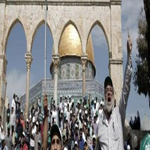 اشتباكات في باحة المسجد الأقصى بين فلسطينيين والشرطة الإسرائيلية