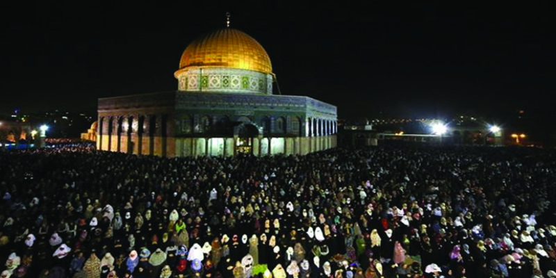 رغم الإجراءات الإسرائيلية: 400 ألف مصلّ يحيوّن ليلة القدر في المسجد الأقصى
