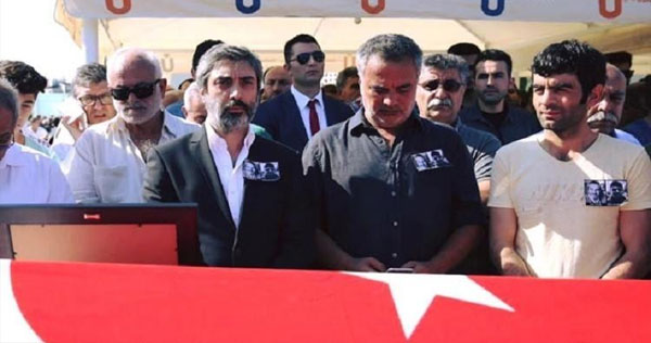 تركيا: مراد علمدار يظهر متأثراً على أحد ضحايا الانقلاب