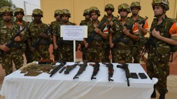 جيش الجزائر يقبض على 5 ليبيين بحوزتهم أسلحة