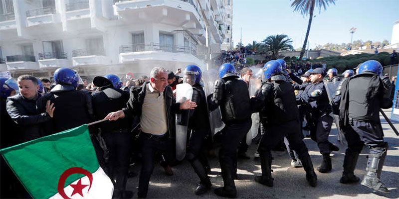 رويترز: عشرات الآلاف يحتجون في وسط العاصمة الجزائرية