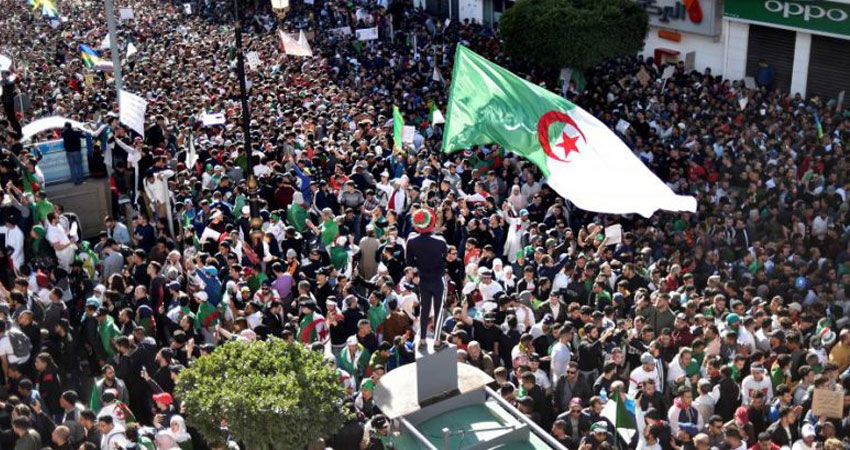 صورة شرطي وسط المتظاهرين تصنع الحدث في الجزائر