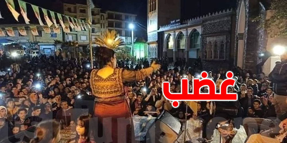 حفل رقص وغناء أمام مسجد بالجزائر يثير غضباً
