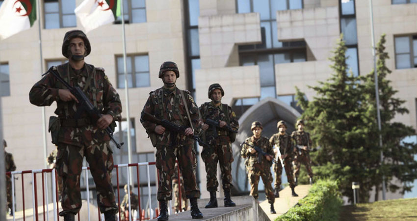 الجيش الجزائري يعلن القبض على 3 إرهابيين بجيجل