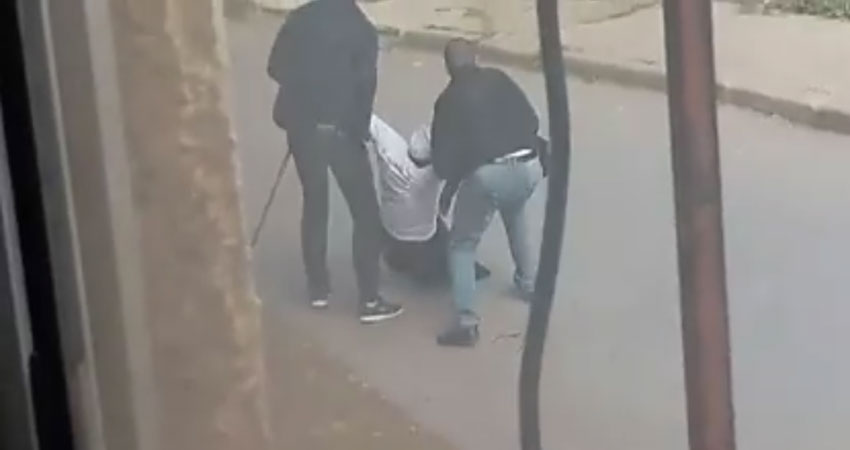 بالفيديو..الأمن الجزائرية يسحل أحد مؤسسي الجبهة الإسلامية للإنقاذ في الشارع